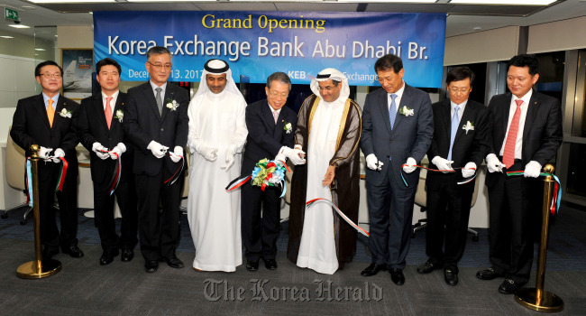 Korea Exchange Bank CEO Yun Yong-ro (fifth from left) poses with UAE Central Bank Assistant Gov. Saeed Abdullah Al Hamiz (sixth from left) and Korean Ambassador to the UAE Kwon Tae-kyun (third from right) at an event to celebrate the opening of the commercial bank’s first UAE branch in Abu Dhabi over the weekend. (KEB)