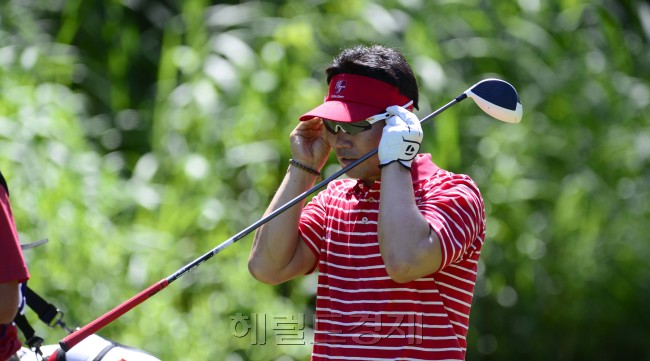 아시아와 유럽의 골프대항전인 2012 로열트로피  최종 3라운드 경기가 16일 오전 브루나이 더 엠파이어 호텔&컨츄리클럽에서 싱글매치방식으로 열린 가운데 아시아팀으로 출전한 양용은(40·KB금융그룹)선수가 3번홀에서 첫번째 샷을 마친 뒤 이동하고 있다. [반다르세리베가완=박해묵 기자/mook@heraldcorp.com]
아시아와 유럽의 골프대항전인 2012 로열트로피  최종 3라운드 경기가 16일 오전 브루나이 더 엠파이어 호텔&컨츄리클럽에서 싱글매치방식으로 열린 가운데 아시아팀으로 출전한 양용은(40·KB금융그룹)선수가 3번홀에서 첫번째 샷을 마친 뒤 이동하고 있다. [반다르세리베가완=박해묵 기자/mook@heraldcorp.com]