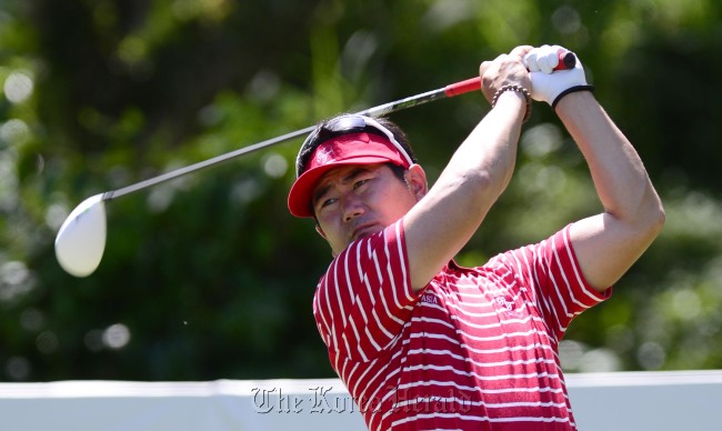 Korea’s Yang Yong-eun plays a shot during the third round of the Royal Trophy on Sunday.   Park Hae-mook/The Korea Herald