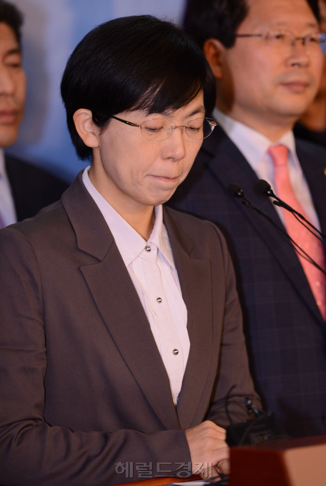 통합진보당 이정희 대선후보가 16일 서울 여의도 국회 정론관에서 대선후보 사퇴 기자회견을 갖고 있다. <br />/2012.12.16/허정호