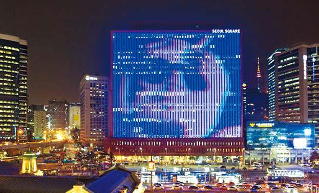 A still from Swiss artist Camille Scherrer’s digital-video art piece, “Head for
Heights,” is displayed on the Seoul Square Media Canvas across the street from Seoul Station during the opening of an exhibition celebrating the 50th anniversary of Swiss-Korea diplomatic relations on Dec. 5. (Swiss Embassy)