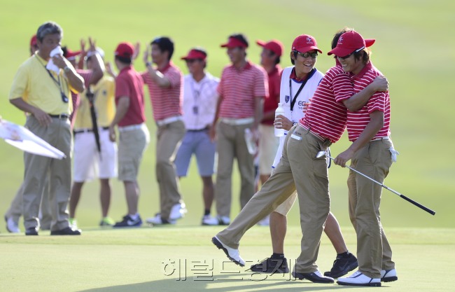 아시아와 유럽의 골프대항전인 2012 로열트로피  최종 3라운드 경기가 16일 오전 브루나이 더 엠파이어 호텔&컨츄리클럽에서 싱글매치방식으로 열린 가운데 양팀이 동점을 이뤄 이어진 연장전에서 김경태(26·신한금융그룹)가 버디를 성공해 우승을 확정짓자 오자키 아시아팀단장이 뛰어나와 안아주며 기뻐하고 있다. [반다르세리베가완=박해묵 기자/mook@heraldcorp.com]
아시아와 유럽의 골프대항전인 2012 로열트로피  최종 3라운드 경기가 16일 오전 브루나이 더 엠파이어 호텔&컨츄리클럽에서 싱글매치방식으로 열린 가운데 양팀이 동점을 이뤄 이어진 연장전에서 김경태(26·신한금융그룹)가 버디를 성공해 우승을 확정짓자 오자키 아시아팀단장이 뛰어나와 안아주며 기뻐하고 있다. [반다르세리베가완=박해묵 기자/mook@heraldcorp.com]