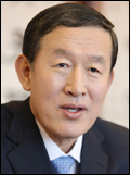 허창수(기업인/GS회장/전국경제인연합회)
전국경제인연합회(회장 허창수ㆍ사진)는 17일 서울 영등포구청을 방문, 구 소외계층을 위한 ‘따뜻한 겨울나기’ 성금 3000만원을 전달했다. 이번 행사는 지역 내 독거노인, 쪽방촌 주민 등 겨울철 주거 취약계층을 지원하기 위해 마련됐다. 전달된 성금은 ‘2013 희망온돌 따뜻한 겨울나기’ 사업에 쓰여 보일러 점검 및 수리, 도배, 장판설치 등 지역 내 300여가구에 지원될 예정이다.