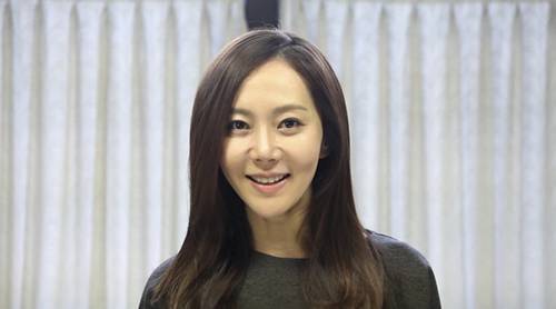 염정아(배우/미스코리아)
투표 참여를 영상으로 올리는 경우도 있다. SBS ‘내 사랑 나비부인’에 출연 중인 배우 염정아는 자신의 SNS에 “12월19일 제18대 대통령 선거에 여러분의 소중한 한 표, 꼭 보내 주시기 바랍니다. 투표하세요”란 영상을 찍어 올렸다.