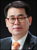 구자용(기업인/E1회장)
구자용<사진> E1(017940) 회장이 17일 서울 삼성동 코엑스 인터컨티넨탈호텔에서 열린 ‘2012 한국자원경제 학회 학술상’ 시상식에서 에너지산업대상을 수상했다.