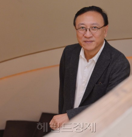 이용우(문화기관단체인/광주비엔날레 대표)
신문기자에서 출발해 평론가, 교수, 큐레이터를 거쳐 지금은 광주비엔날레를 이끄는 문화CEO인 이용우(64) (재)광주비엔날레 대표는 ‘국내 1호 비엔날레PD’이다. “부산국제영화제에 김동호가 있다면, 광주비엔날레에는 이용우가 있다”는 말이 나올 정도로 그는 ‘비엔날레’라는 개념조차 생소하던 20년 전에 광주비엔날레를 기획해 지금의 광주비엔날레를 세계가 주목하는 아시아 정상의 비엔날레로 키워낸 주역이다.