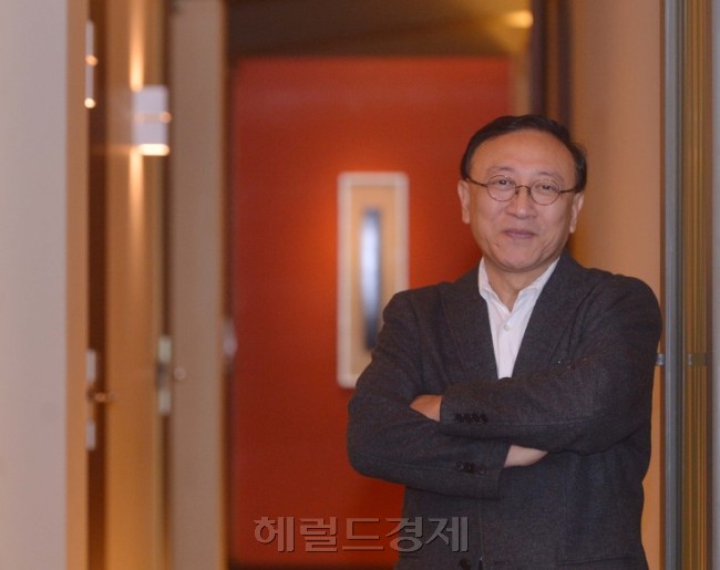 이용우(문화기관단체인/광주비엔날레 대표)
신문기자에서 출발해 평론가, 교수, 큐레이터를 거쳐 지금은 광주비엔날레를 이끄는 문화CEO인 이용우(64) (재)광주비엔날레 대표는 ‘국내 1호 비엔날레PD’이다. “부산국제영화제에 김동호가 있다면, 광주비엔날레에는 이용우가 있다”는 말이 나올 정도로 그는 ‘비엔날레’라는 개념조차 생소하던 20년 전에 광주비엔날레를 기획해 지금의 광주비엔날레를 세계가 주목하는 아시아 정상의 비엔날레로 키워낸 주역이다.