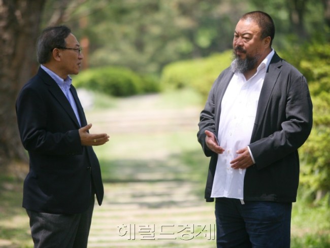 이용우(좌/문화기관단체인/광주비엔날레 대표)
신문기자에서 출발해 평론가, 교수, 큐레이터를 거쳐 지금은 광주비엔날레를 이끄는 문화CEO인 이용우(64) (재)광주비엔날레 대표는 ‘국내 1호 비엔날레PD’이다. “부산국제영화제에 김동호가 있다면, 광주비엔날레에는 이용우가 있다”는 말이 나올 정도로 그는 ‘비엔날레’라는 개념조차 생소하던 20년 전에 광주비엔날레를 기획해 지금의 광주비엔날레를 세계가 주목하는 아시아 정상의 비엔날레로 키워낸 주역이다.