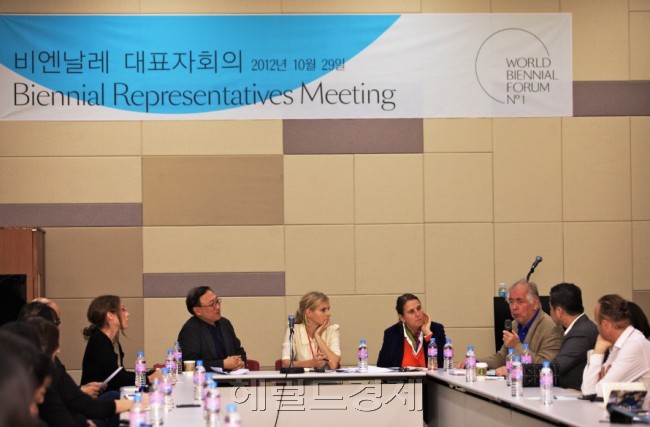 이용우(문화기관단체인/광주비엔날레 대표)
신문기자에서 출발해 평론가, 교수, 큐레이터를 거쳐 지금은 광주비엔날레를 이끄는 문화CEO인 이용우(64) (재)광주비엔날레 대표는 ‘국내 1호 비엔날레PD’이다. “부산국제영화제에 김동호가 있다면, 광주비엔날레에는 이용우가 있다”는 말이 나올 정도로 그는 ‘비엔날레’라는 개념조차 생소하던 20년 전에 광주비엔날레를 기획해 지금의 광주비엔날레를 세계가 주목하는 아시아 정상의 비엔날레로 키워낸 주역이다.