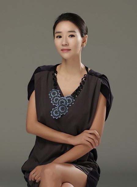 윤현숙(배우/가수)
양악수술 후 동안미녀 변신에 성공한 윤현숙이(41) 최근 사진을 공개했다.
윤현숙은 17일 자신의 수술을 맡은 A성형외과 홈페이지에 “여러분의 많은 응원과 사랑 정말 감사합니다. 더 좋은 윤현숙이 되겠습니다”라는 글과 함께 사진 한 장을 공개했다.