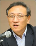 이용우(문화기관단체인/광주비엔날레 대표)
신문기자에서 출발해 평론가, 교수, 큐레이터를 거쳐 지금은 광주비엔날레를 이끄는 문화CEO인 이용우(64) (재)광주비엔날레 대표는 ‘국내 1호 비엔날레PD’이다. “부산국제영화제에 김동호가 있다면, 광주비엔날레에는 이용우가 있다”는 말이 나올 정도로 그는 ‘비엔날레’라는 개념조차 생소하던 20년 전에 광주비엔날레를 기획해 지금의 광주비엔날레를 세계가 주목하는 아시아 정상의 비엔날레로 키워낸 주역이다.
