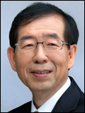 박원순(서울시장)
박원순<사진> 서울 시장은 17일 오전 11시 45분 신청사 6층 영상회의실에서 핀란드에서 온 공인 산타클로스와 함께 ‘성탄기념 시청어린이집 어린이와 만남’행사를 가졌다. 이 날 행사엔 시청어린이집 7세반 원아 29명과 인솔교사가 참석했다.