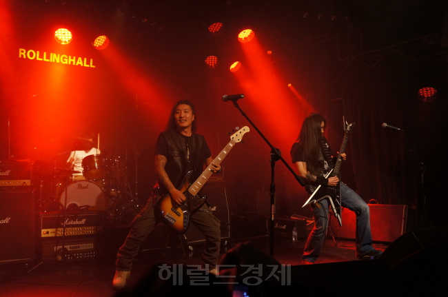 16일 홍대 롤링홀에서 '송설&파고다' 무대에 올라 공연 중인 밴드 크래쉬. 사진=정진영 기자
16일 홍대 롤링홀에서 '송설&파고다' 무대에 올라 공연 중인 밴드 크래쉬. 사진=정진영 기자