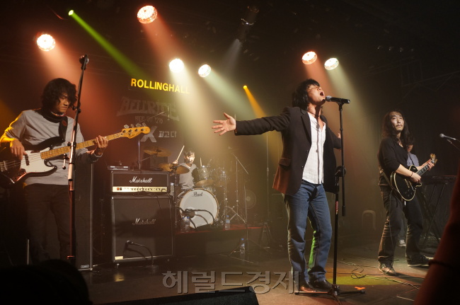 16일 홍대 롤링홀에서 '송설&파고다' 무대에 올라 공연 중인 밴드 모비딕. 사진=정진영 기자
16일 홍대 롤링홀에서 '송설&파고다' 무대에 올라 공연 중인 밴드 모비딕. 사진=정진영 기자