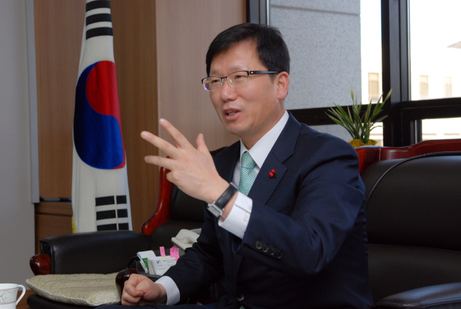유영록(김포시장)
경기 김포시(시장 유영록·사진)에 민선5기가 출범한지 2년 6개월여가 지났다. 어느 지자체나 마찬가지겠지만 민선 후반기는 지방선거가 다가옴에 따라 체감적으로 전반기보다 빠르게 진행된다.