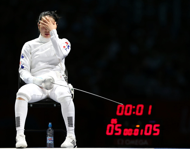 신아람(펜싱선수)
Fencer Shin A-lam shows her pain in London.
