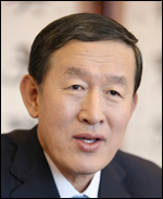 허창수(기업인/GS회장/전국경제인연합회회장)
전국경제인연합회(회장 허창수·사진)는 17일 서울 영등포구청을 방문, 구 소외계층을 위한 ‘따뜻한 겨울나기’ 성금 3000만원을 전달했다. 이번 행사는 지역 내 독거노인, 쪽방촌 주민 등 겨울철 주거 취약계층을 지원하기 위해 마련됐다. 전달된 성금은 ‘2013 희망온돌 따뜻한 겨울나기’ 사업에 쓰여 보일러 점검 및 수리, 도배, 장판설치 등 지역 내 300여가구에 지원될 예정이다.