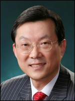 박영빈(금융인/경남은행장)
박영빈<사진> 경남은행장이 지역 중소기업 금융지원 과정에서 기업의 비재무 정보를 적극 활용하는 이른 바 ‘관계형 금융활동’으로 업계의 관심을 모으고 있다. ‘관계형금융활동’ 성과를 인정받아 최근 중소기업중앙회로부터 은탑산업훈장을 받은 박 행장은 중소기업 금융지원에 대해 남다른 관심과 노력을 보여왔다.