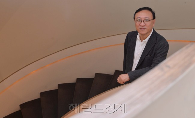 이용우(문화기관단체인/광주비엔날레 대표)
신문기자에서 출발해 평론가, 교수, 큐레이터를 거쳐 지금은 광주비엔날레를 이끄는 문화CEO인 이용우(64) (재)광주비엔날레 대표는 ‘국내 1호 비엔날레PD’이다. “부산국제영화제에 김동호가 있다면, 광주비엔날레에는 이용우가 있다”는 말이 나올 정도로 그는 ‘비엔날레’라는 개념조차 생소하던 20년 전에 광주비엔날레를 기획해 지금의 광주비엔날레를 세계가 주목하는 아시아 정상의 비엔날레로 키워낸 주역이다.