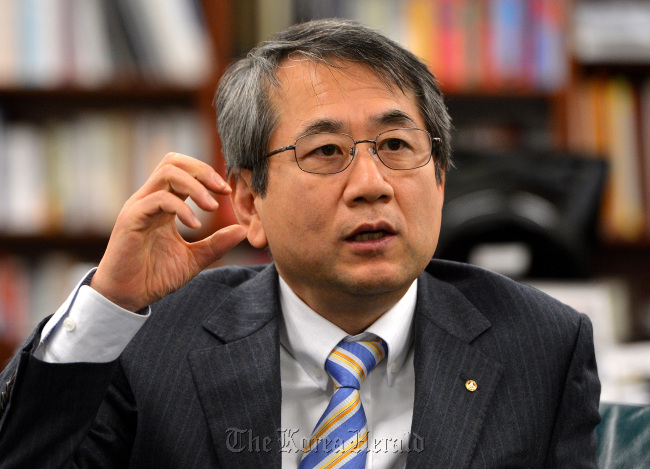 신구 세종대학교총장 인터뷰,<br />이상섭 기자. babtong@heraldcorp.com 2012.12.14
Shin Koo, president of Sejong University.   Lee Sang-sub/The Korea Herald