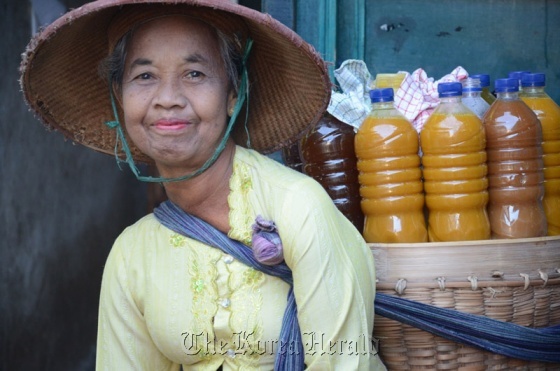 Fifty-year-old jamu gendong maker Mbah Arif carries more than 22 kilograms of jamu on her rounds. Jamu gendong means jamu that is carried from door to door.    The Jakarta Post
