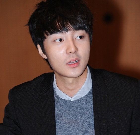 로이킴(김상우/화제인물)
‘슈퍼스타K4’ 우승자 로이킴이 “프로그램이 끝난 뒤 여행을 계획했지만, 전혀 그러지 못하고 있다”고 말했다. 로이킴은 12월 17일 오전 10시 서울 상암동 CJE&M에서 진행된 ‘슈퍼스타K4’ TOP12 음반 발매 기자간담회에 참석해 “‘슈퍼스타K4’ 생방송 무대를 하면서 가장 많이 생각한 건 ‘이 것만 끝나면 해외로 여행을 가고, 낚시를 하는 등 쉬겠다’는 것이였지만, 스케줄은 더 바빠졌다”고 상황을 설명했다.