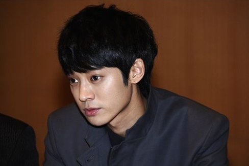 정준영(화제인물)
슈퍼스타K4’의 TOP3 정준영이 최근 자신을 둘러싼 이슈에 대해 해명했다.
정준영은 12월 17일 오전 10시 서울 상암동 CJE&M에서 진행된 케이블채널 엠넷(Mnet) ‘슈퍼스타K4’ TOP12 음반 발매 기자간담회에 참석해 “새로운 음원이 출시되는 것 때문에 화제가 됐지만, 개인적으로는 심각하게 생각하지 않는다”고 말문을 열었다.