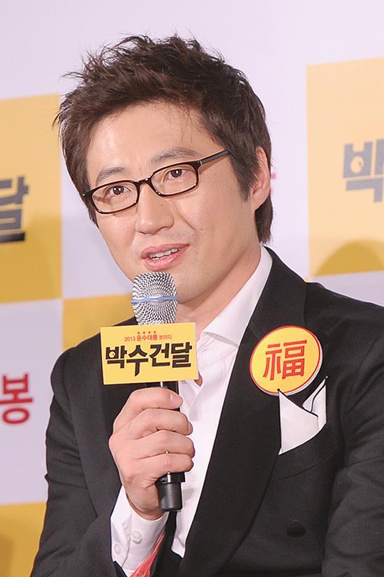 박신양(배우)
배우 박신양이 말솜씨가 뛰어난 엄지원에 대한 부러움을 드러냈다.
박신양은 12월 17일 오전 서울시 중구 을지로의 메가박스 동대문에서 열린 영화 ‘박수건달’(감독 조진규) 제작발표회에 참석했다.
그는 하는 말마다 뚝뚝 끊어지는 자신의 대화와 술술 이어가는 엄지원의 대화를 비교하며 “언제봐도 말을 똑부러지게 잘 하는 것 같다. 같은 대본을 받아도 두-세배 많은 의견을 내놓는다”고 말했다.