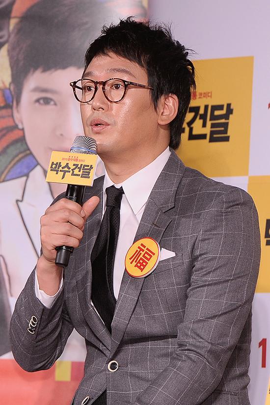 김정태(배우)
배우 김정태가 영화 촬영 중 디스크 수술로 인해 함께 촬영한 배우들에게 짜증을 냈던 것에 대한 미안한 마음을 드러냈다. 김정태는 12월 17일 오전 서울시 중구 을지로의 메가박스 동대문에서 열린 영화 ‘박수건달’(감독 조진규) 제작발표회에 참석했다.