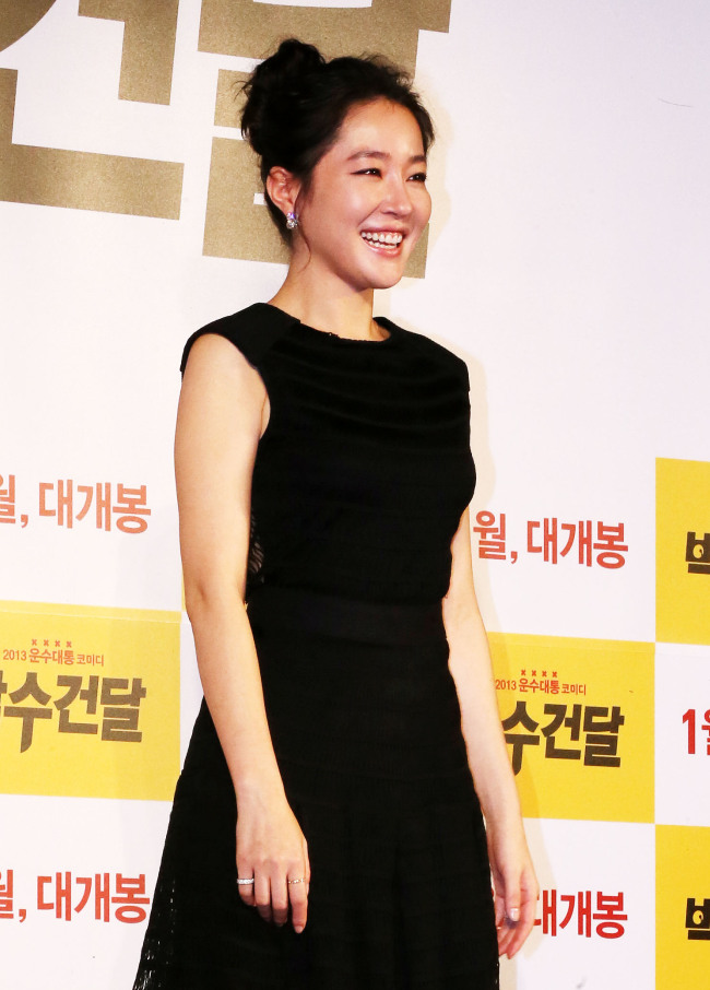 엄지원(배우)
배우 엄지원이 17일 오전 서울 중구 을지로 메가박스 동대문에서 열린 영화 ‘박수건달’(감독 조진규) 제작보고회에서 포토타임을 갖고 있다.