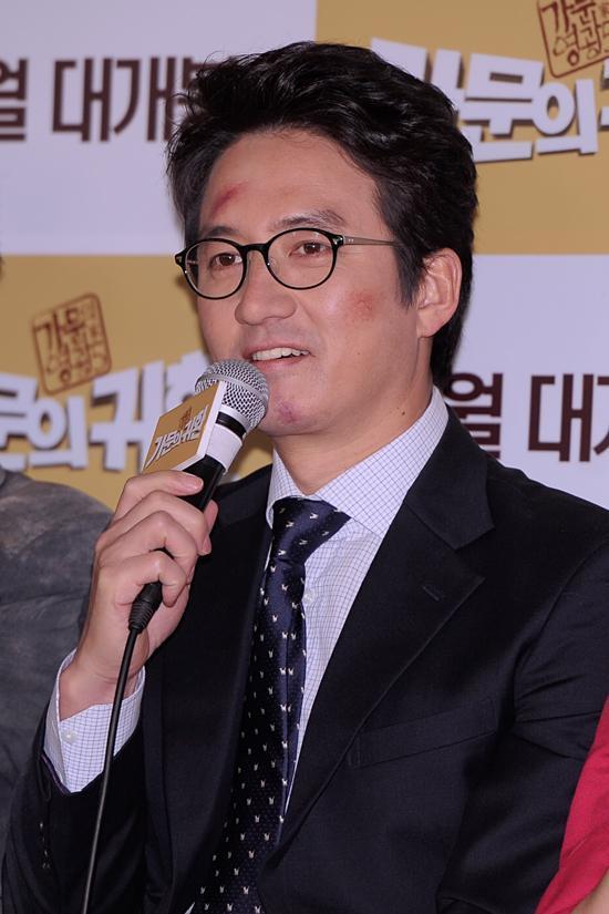 정준호(배우)
배우 정준호가 성동일이 액션 연습을 게을리해 부상을 당했다고 밝혔다.
정준호는 12월 17일 서울 롯데시네마 건대입구점에서 열린 영화 ’가문의 영광5-가문의 귀환’(감독 정용기) 언론배급시사회에 참석해 취재진과 만났다.