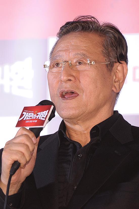 박근형(배우)
배우 박근형이 작품 속 호흡을 맞춘 아이돌 그룹 비스트 윤두준, 에이핑크 손나은을 극찬했다. 박근형은 12월 17일 서울 롯데시네마 건대입구점에서 열린 영화 ’가문의 영광5-가문의 귀환’(감독 정용기) 언론배급시사회에 참석해 "1편의 좋은 성적은 배우들의 호흡이 잘 맞았기 때문이다"라고 밝혔다.