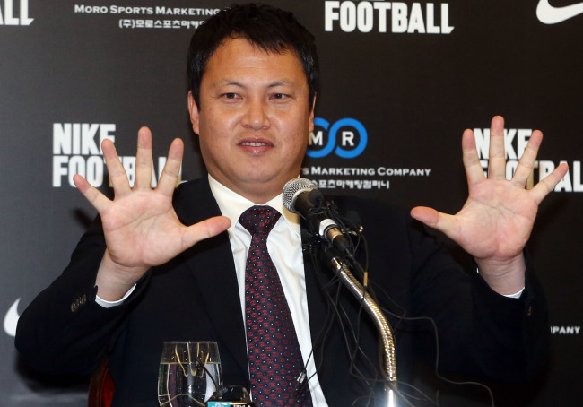Former Korean national team goalkeeper Lee Woon-jae takes part in a news conference to announce his retirement in Seoul on Monday.   Yonhap News