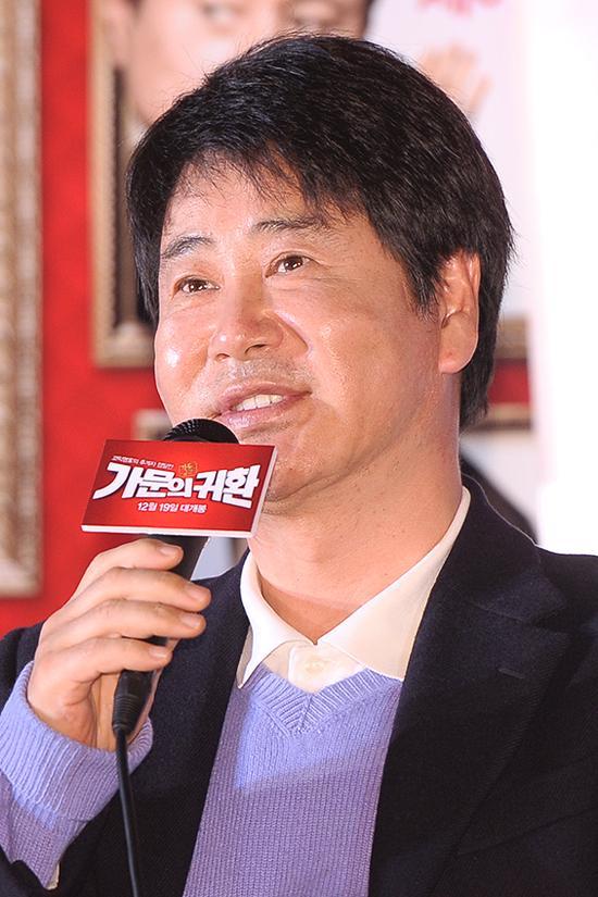 유동근(배우)
유동근은 12월 17일 서울 롯데시네마 건대입구점에서 열린 영화 ’가문의 영광5-가문의 귀환’(감독 정용기) 언론배급시사회에 참석해 "이번 영화에 김민정과 성동일이 합류해주는 것이 선배 입장에서 참 대견스러웠다"고 ’가문’의 새 멤버 김민정과 성동일에게 고마운 마음을 전했다.