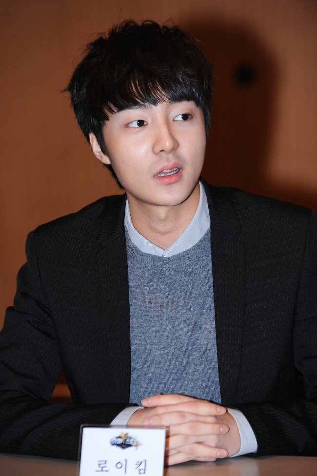 로이킴(김상우/화제인물)
초등학교 때 어머니께서 각종 웅변대회와 음악콩쿠르에 전부 출전시켰어요. 음악을 따로 배우진 않았지만 성악 선생님과 노래 연습을 하면서 성량이 많이 발달한 것 같아요. 평소 김광석, 이문세의 노래를 즐겨 들었고, 이런 노래를 따라 부르면서 지금의 목소리가 형성된 것 같습니다.