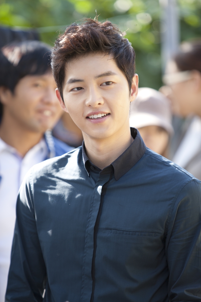 송중기(배우)
올해는 김수현(24), 송중기(27), 박유천(26) 등 젊은 꽃미남 남자배우들의 연기가 돋보인 한 해였다. 겉으로는 미소년, 아이돌 같은 앳된 남자들이 얼굴과 외모만 멋있는 게 아니라 연기도 잘한다는 게 공통점이다. 그래서 이들은 모두 작품을 통해 ‘~앓이’ 현상을 만들어냈다. 이제 꽃미남이 연기 못한다는 편견은 확실히 버려야 할 것 같다.