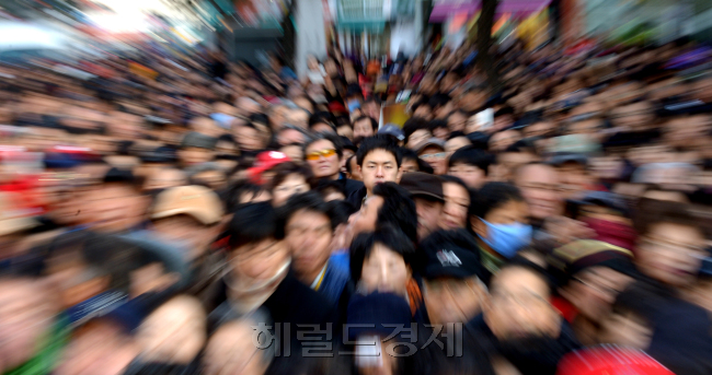 17일 수원세시 팔달구 지동시장 합동유세 유권자. 박현구 기자phko@heraldcorp.com