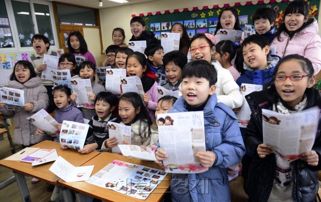 18일 오전 서울 노원구 묵동 원목초등학교 2학년학생들이 방학식을 맞아 즐거운 함성을 지르고 있다. 개학은 1월 28일이다. 박해묵 기자/mook@heraldcorp.com
18일 오전 서울 노원구 묵동 원목초등학교 2학년학생들이 방학식을 맞아 즐거운 함성을 지르고 있다. 개학은 1월 28일이다. 박해묵 기자/mook@heraldcorp.com
와~ 신나는 방학이다