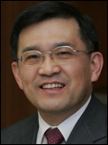 권오현(기업인/삼성전자부회장)
삼성전자(권오현 부회장)는 올해 4분기를 포함해 다섯 분기 연속으로 사상 최대 실적 행진을 이어갈 것으로 전망된다. 금융투자업계에서는 삼성전자의 올해 4분기 영업이익이 무려 9조원을 넘을 것이란 분석도 잇따르고 있다.
