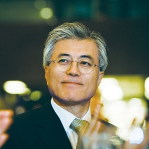 문재인(대통령후보/국회의원/민주통합당)
문재인 민주통합당 대선 후보는 투표지 한장의 가치를 강조하며 “투표율이 높아지면 문재인이 당선된다”고 주장했다. 문 후보는 지난 17일 수도권 지역을 돌며, 각종 여론조사에서 부동층이 가장 두터운 지역으로 나타난 수도권 표심잡기에 집중했다.