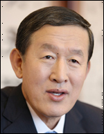 허창수(기업인/GS그룹)
GS그룹은 18일 허창수<사진> 회장과 임직원 일동 명의로 이웃사랑 성금 40억원을 18일 서울 정동 사회복지공동모금회(이하 공동모금회)에 기탁했다. GS는 지난해에도 공동모금회에 40억원을 기부했다. 허 회장은 평소 “나눔은 이웃과 함께 성장하고, 희망을 키워나가는 것”이라면서 “나눔을 위한 노력이 모여 우리 사회가 더욱 따뜻하고 행복해질 수 있도록 사회 전체의 관심과 참여가 필요하며, 기업도 나눔을 통한 사회적 역할에 솔선수범해야 한다”며 기업의 사회적 책임을 강조해 왔다.