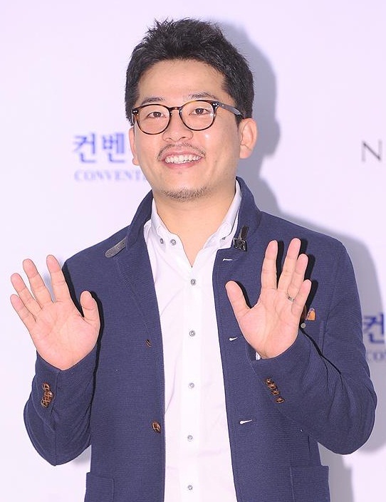 김준호(개그맨)
KBS2 ‘개그콘서트’의 서수민 책임프로듀서(CP)가 “올해 ‘연예대상’에서는 ‘개그콘서트’에서 배출 됐으면 좋겠다”고 말했다.
서수민 CP는 18일 오후 KBS 연구동 ‘개그콘서트’ 연습실에서 진행된 기자간담회에서 “2012년 ‘연예대상’은 김준호가 받았으면 하는 바람이다”고 속내를 전했다.