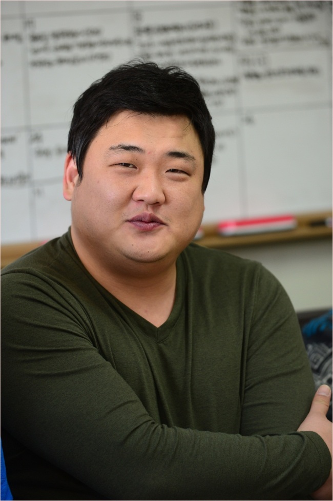 김준현(개그맨)
김준현은 18일 오후 KBS 연구동 ‘개그콘서트’ 연습실에서 진행된 기자간담회에서 “올 한해를 돌아보면, 정신이 없었고 생활에 적응이 안될 정도”라고 운을 뗐다.
