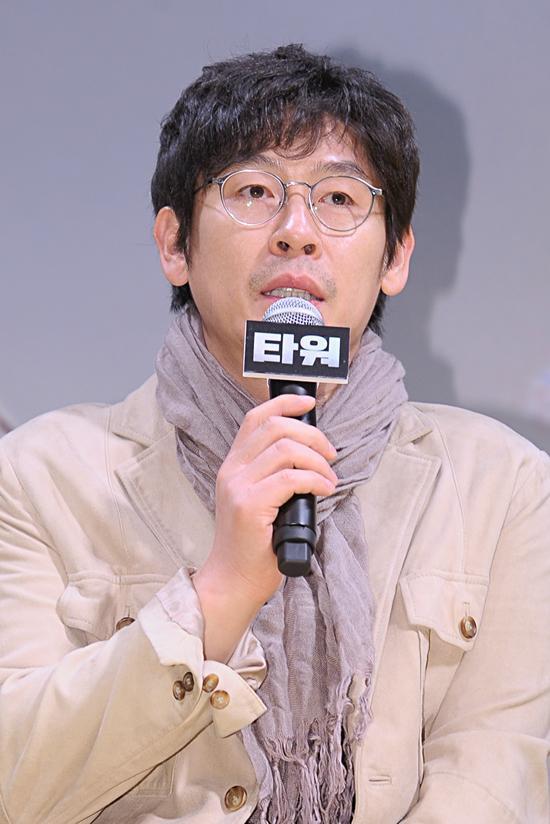 설경구(배우)
배우 설경구가 연기를 하면서 중점을 둔 부분을 밝혔다.
설경구는 12월 18일 오후 서울 왕십리 CGV에서 열린 영화 ’타워’(감독 김지훈) 언론배급시사회에 참석해 "야외 세트장에서 큰 불을 내고 찍었는데 안전장치가 있었음에도 불구하고 공포스러웠다"면서 "발리 발화점을 잡자는 생각으로 촬영했다"고 당시를 회상했다.