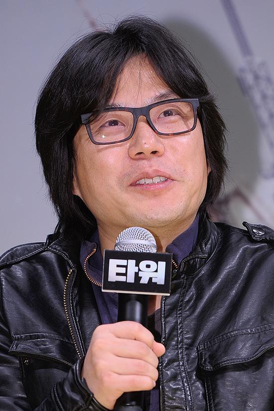 김지훈(영화감독)
김지훈 감독은 12월 18일 오후 서울 왕십리 CGV에서 열린 영화 ’타워’(감독 김지훈) 언론배급시사회에 참석해 "재난영화라는 공식들이 항상 존재하고 있다. 그 공식 속에서 연출을 하려고 계획했다"고 작품 계기를 밝혔다.