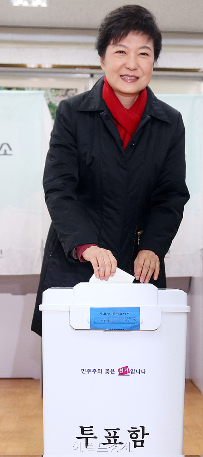 제18대 대통령 선거일인 19일 오전 새누리당 박근혜 대선후보가 서울 강남구 삼성동 언주중학교에 마련된 투표소에서 투표를 하고 있다.박해묵 기자/mook@heraldcorp.com
제18대 대통령 선거일인 19일 오전 새누리당 박근혜 대선후보가 서울 강남구 삼성동 언주중학교에 마련된 투표소에서 투표를 하고 있다.박해묵 기자/mook@heraldcorp.com