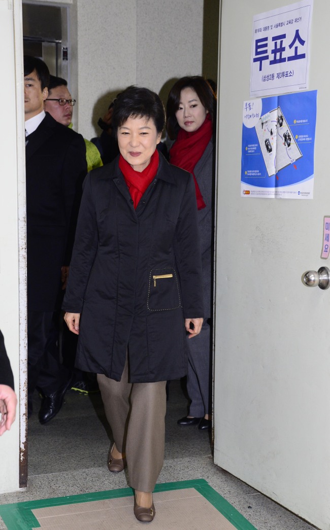박근혜 새누리당 대선후보가 제18대 대통령 선거 투표일인 19일 오전 서울 강남구 언주중학교에 마련된 삼성2동 제3투표소에서 투표를 하기 위해 투표소로 들어서고 있다.
박근혜 새누리당 대선후보가 제18대 대통령 선거 투표일인 19일 오전 서울 강남구 언주중학교에 마련된 삼성2동 제3투표소에서 투표를 하기 위해 투표소로 들어서고 있다.