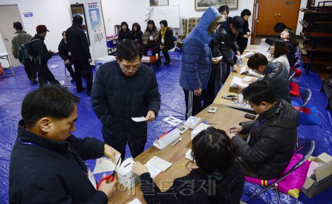 제18대 대통령 선거 투표일인 19일 오전 서울 강남구 은마아파트 노인정에 마련된 대치2동 제2투표소에서 유권자들이 투표를 하고 있다. 박해묵 기자/mook@heraldcorp.com
제18대 대통령 선거 투표일인 19일 오전 서울 강남구 은마아파트 노인정에 마련된 대치2동 제2투표소에서 유권자들이 투표를 하고 있다. 박해묵 기자/mook@heraldcorp.com