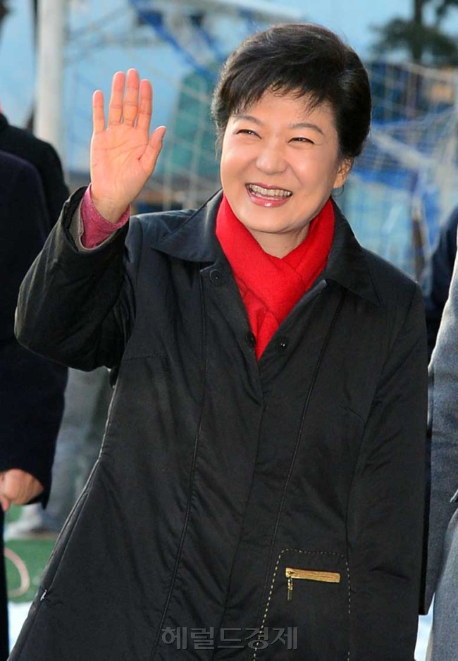 박근혜 새누리당 대통령 후보가 18대 대통령 선거일인 19일 오전 서울 강남구 삼성2동 3투표소로 향하던 중 시민들을 향해 손인사를 하고 있다. 박해묵 기자/mook@heraldcorp.com
박근혜 새누리당 대통령 후보가 18대 대통령 선거일인 19일 오전 서울 강남구 삼성2동 3투표소로 향하던 중 시민들을 향해 손인사를 하고 있다. 박해묵 기자/mook@heraldcorp.com