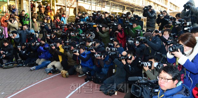 새누리당  박근혜 후보가  19일 서울 언주중학교에서 투표를 마치고  나오는 모습을  취재진이 취재하고 있다. 박해묵 기자/mook@heraldcorp.com
새누리당  박근혜 후보가  19일 서울 언주중학교에서 투표를 마치고  나오는 모습을  취재진이 취재하고 있다. 박해묵 기자/mook@heraldcorp.com